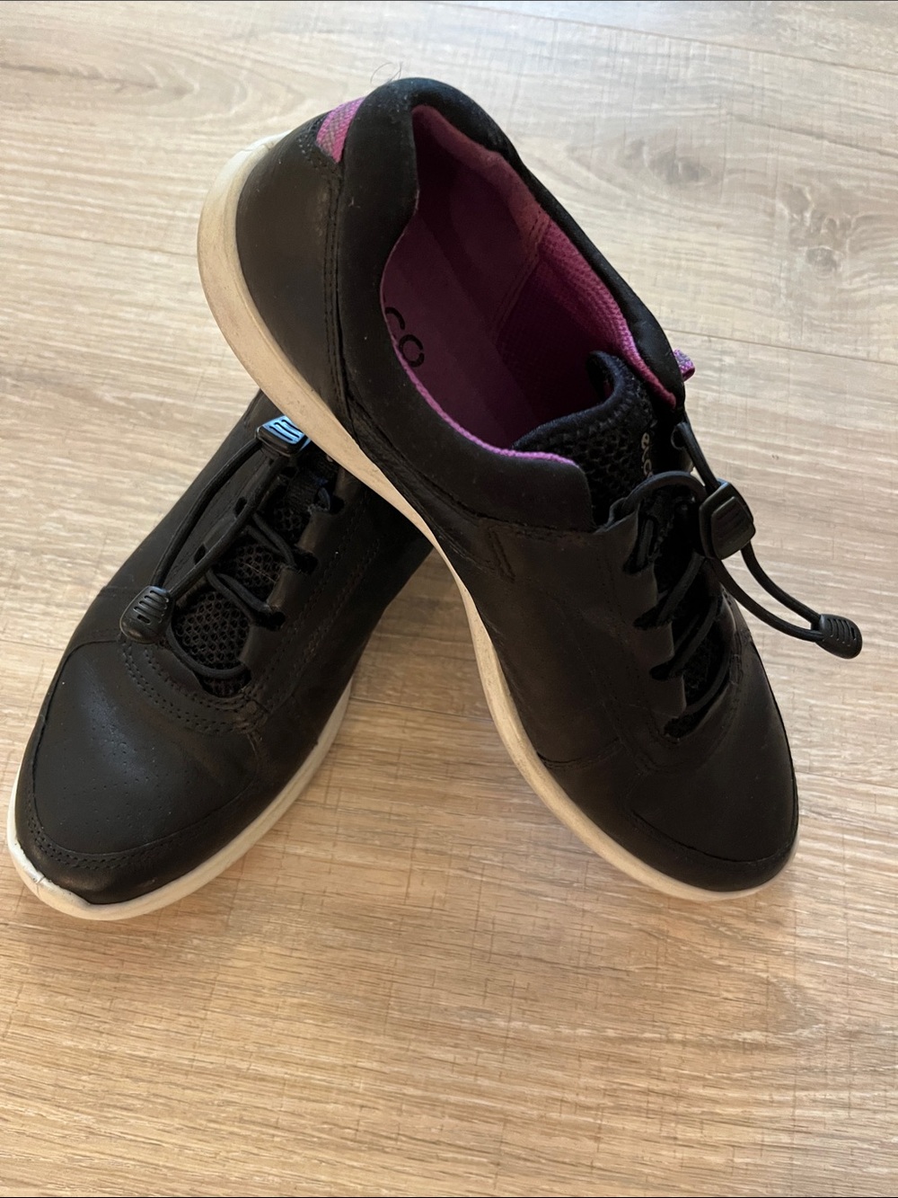 ECCO Comfortable Black Casual Women's Sneakers w/Pink Accents Sz 40 (8.5-9)
